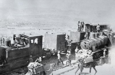 Locomotive ferroviarie con cammelli di rifornimento in Mesopotamia durante la Prima Guerra Mondiale, da un album compilato dal tenente Kindom da English Photographer